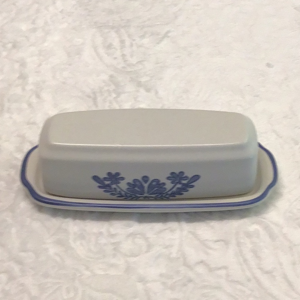 Pfaltzgraff Pottery Yorktowne Covered Butter Dish